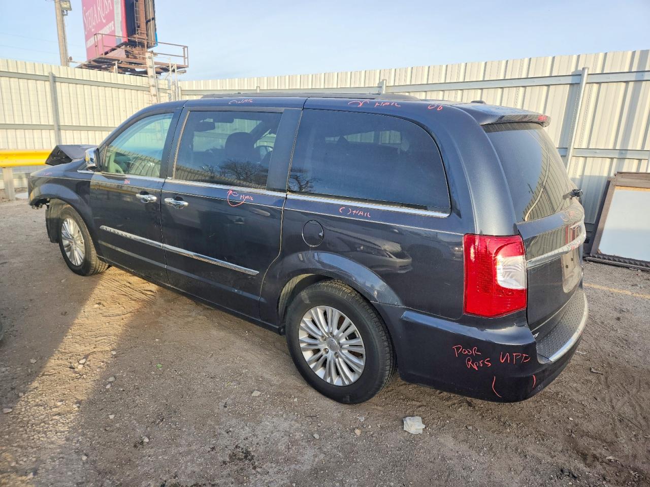 2013 CHRYSLER TOWN & COUNTRY TOURING L photo 2
