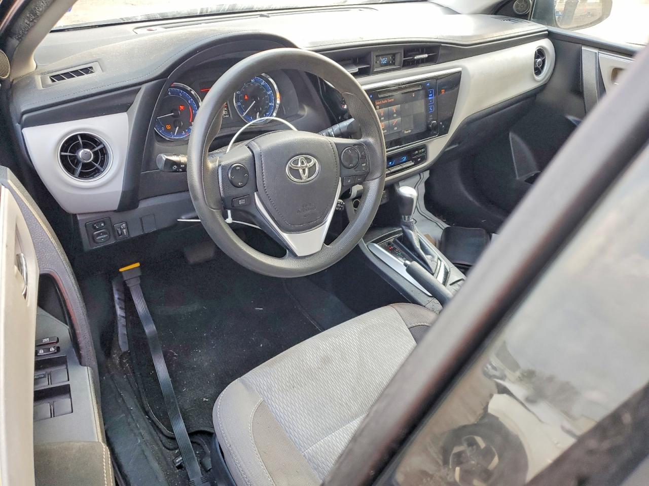 2018 TOYOTA COROLLA L photo 8