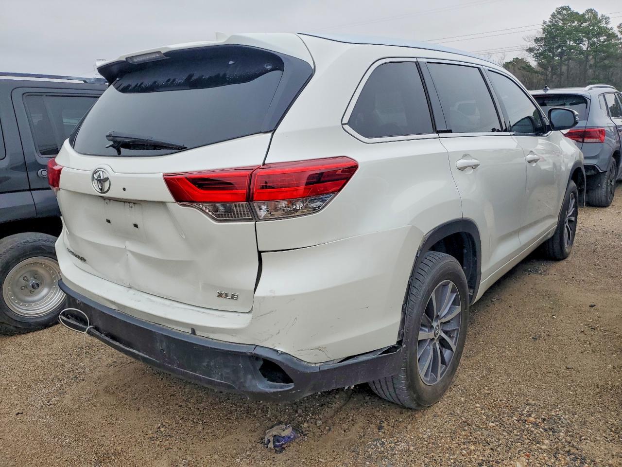 2018 TOYOTA HIGHLANDER SE photo 3