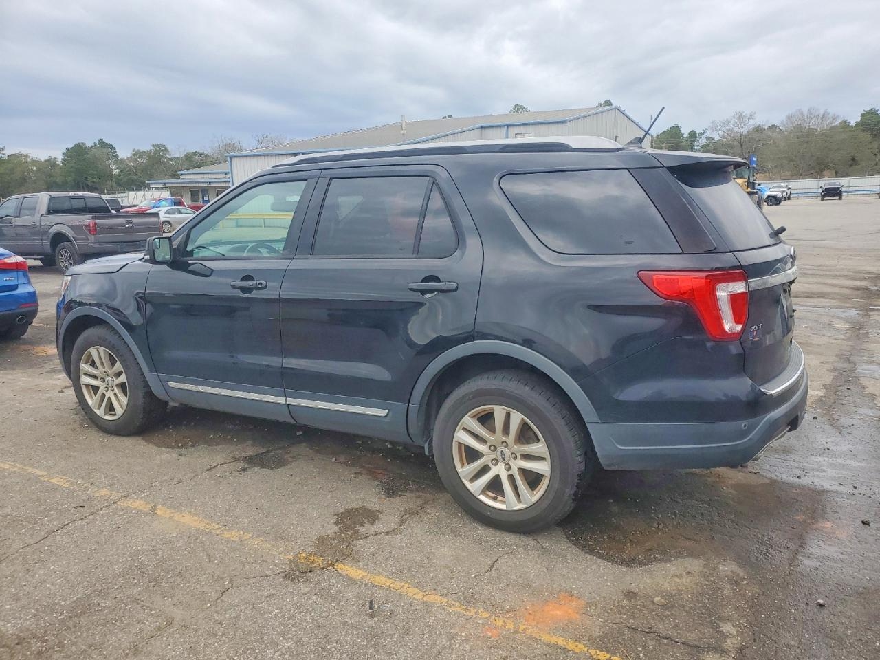 2018 FORD EXPLORER XLT photo 2