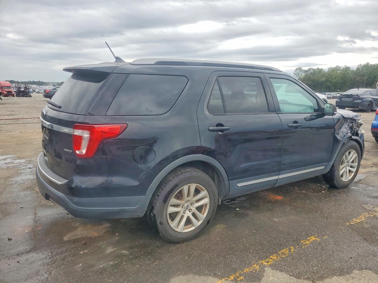 2018 FORD EXPLORER XLT photo 3