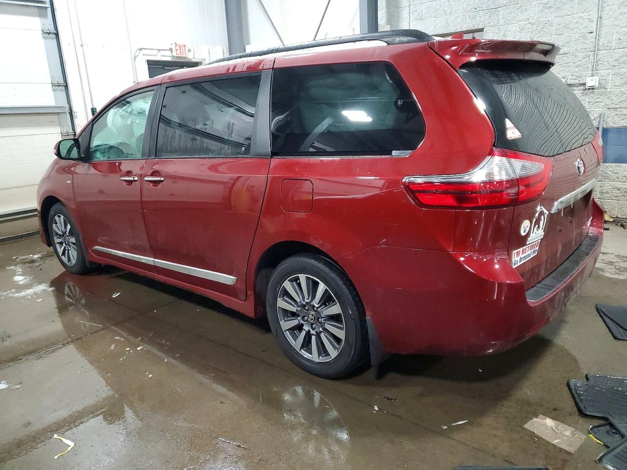 2020 TOYOTA SIENNA XLE photo 2
