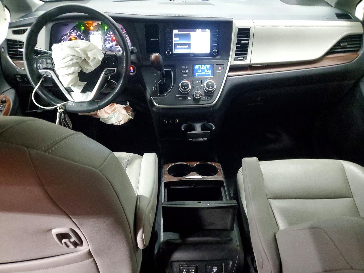 2020 TOYOTA SIENNA XLE photo 8