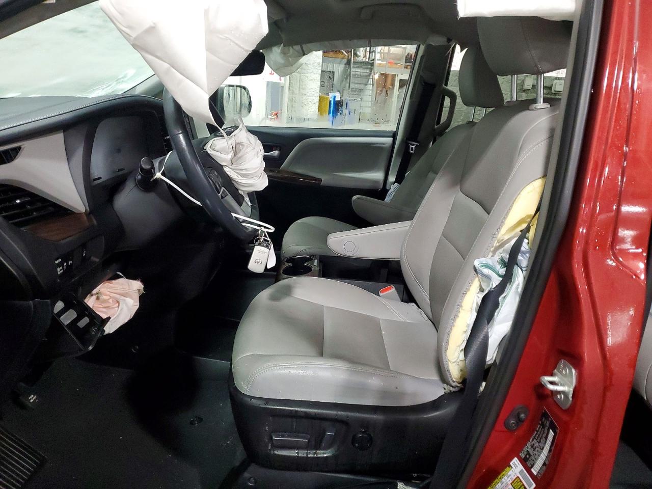 2020 TOYOTA SIENNA XLE photo 7