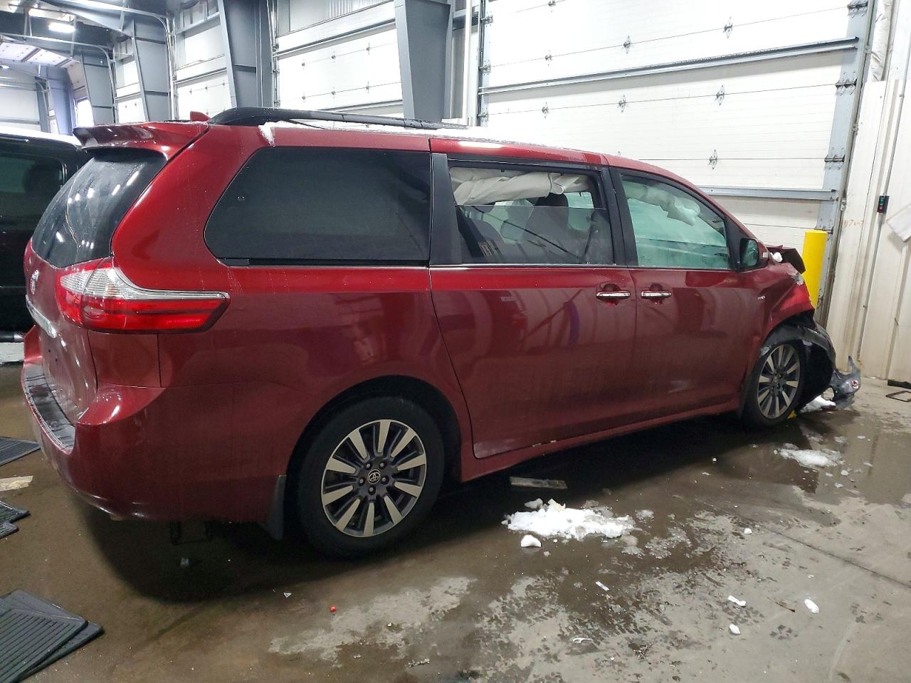 2020 TOYOTA SIENNA XLE photo 3