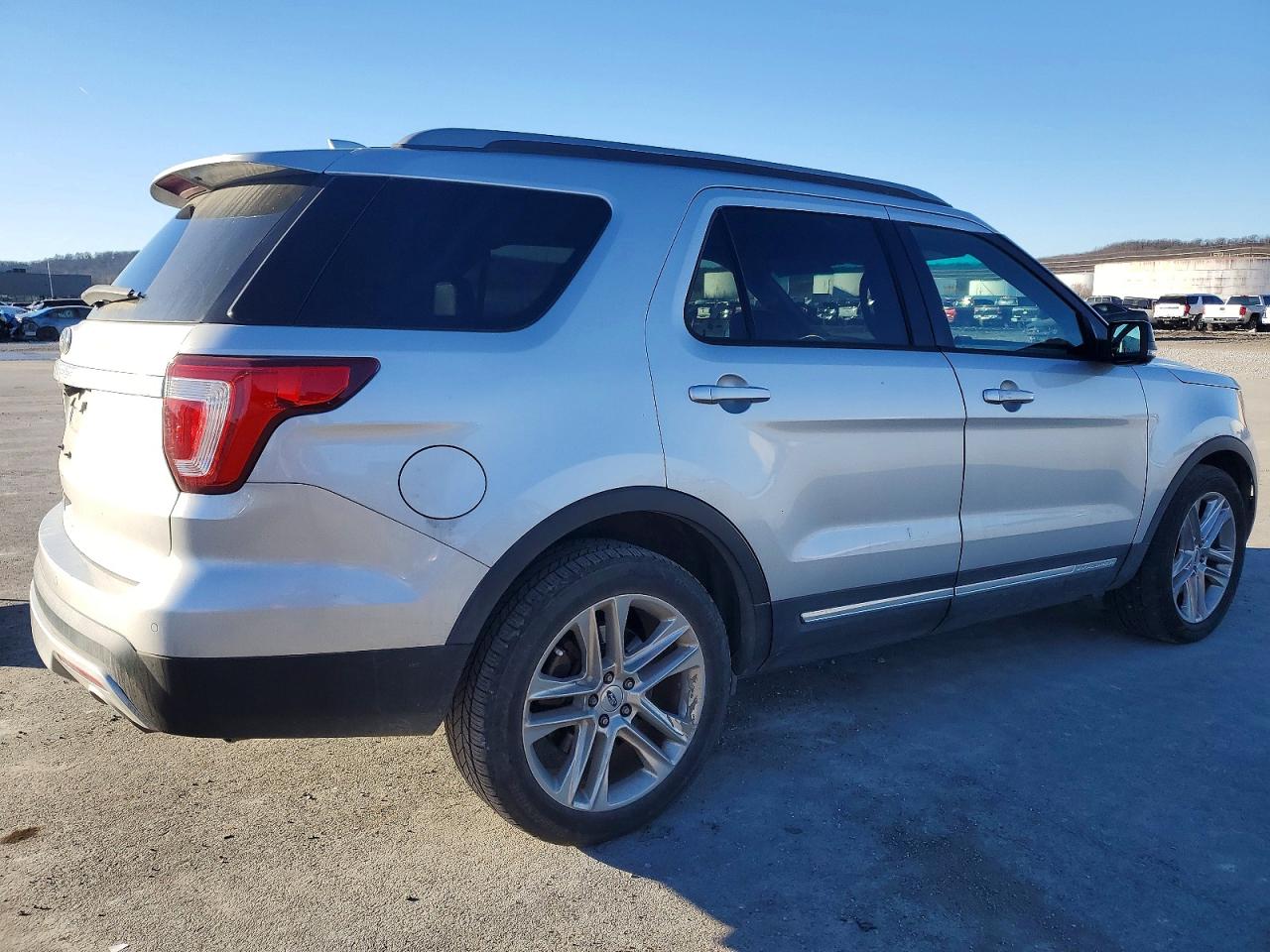 2017 FORD EXPLORER XLT photo 3