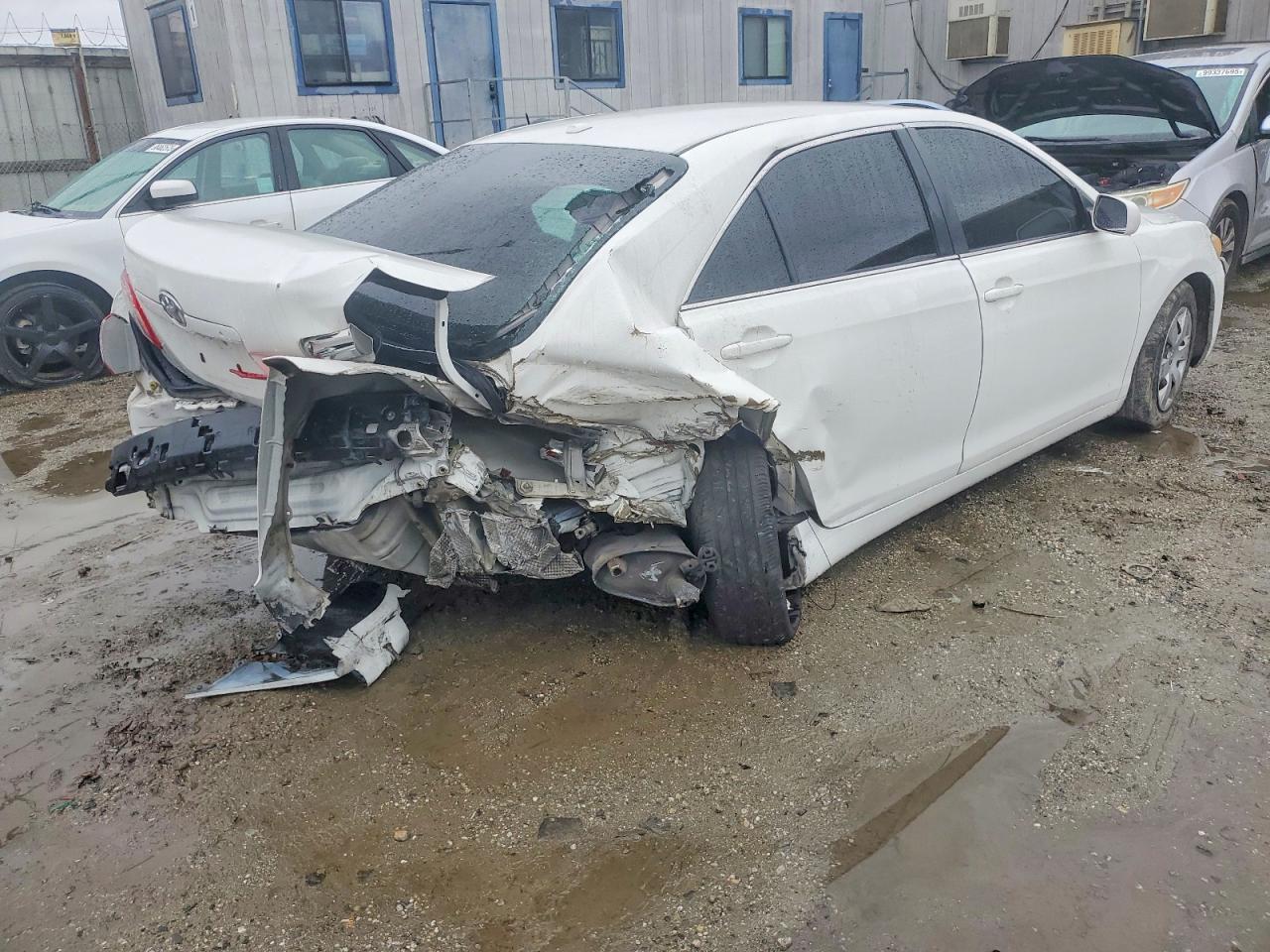 2011 TOYOTA CAMRY BASE photo 3