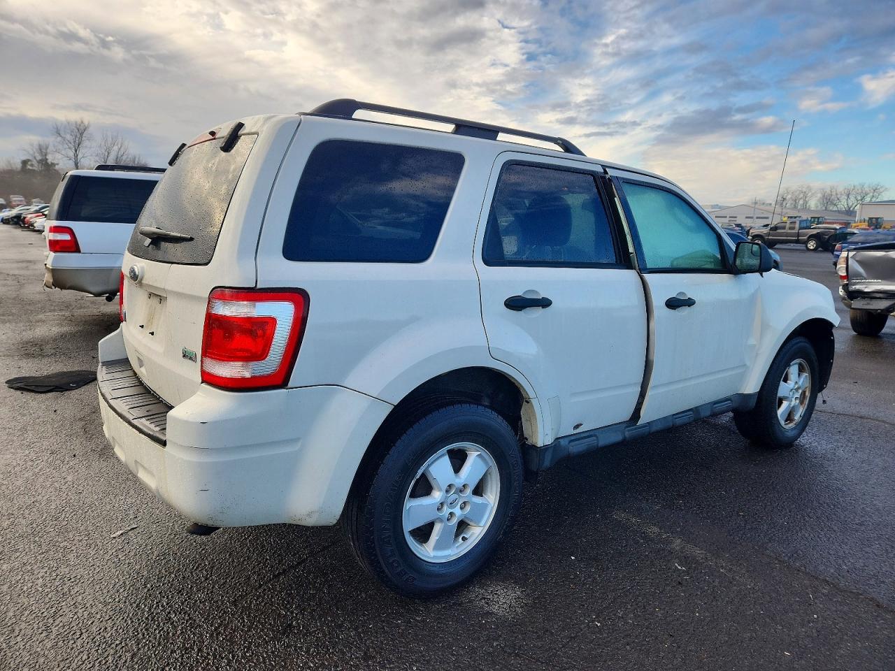 2010 FORD ESCAPE XLT photo 3