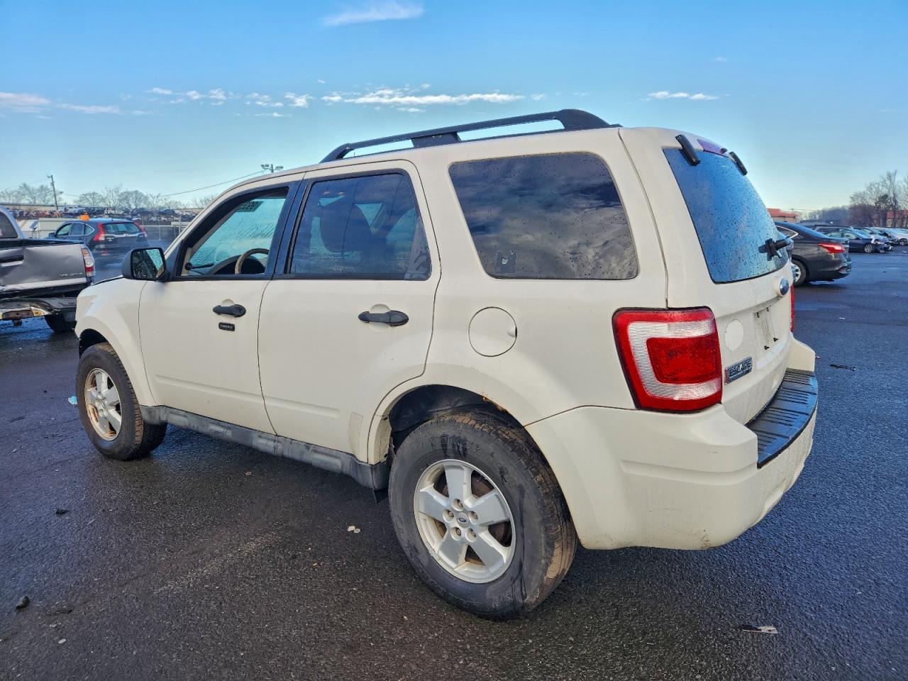 2010 FORD ESCAPE XLT photo 2