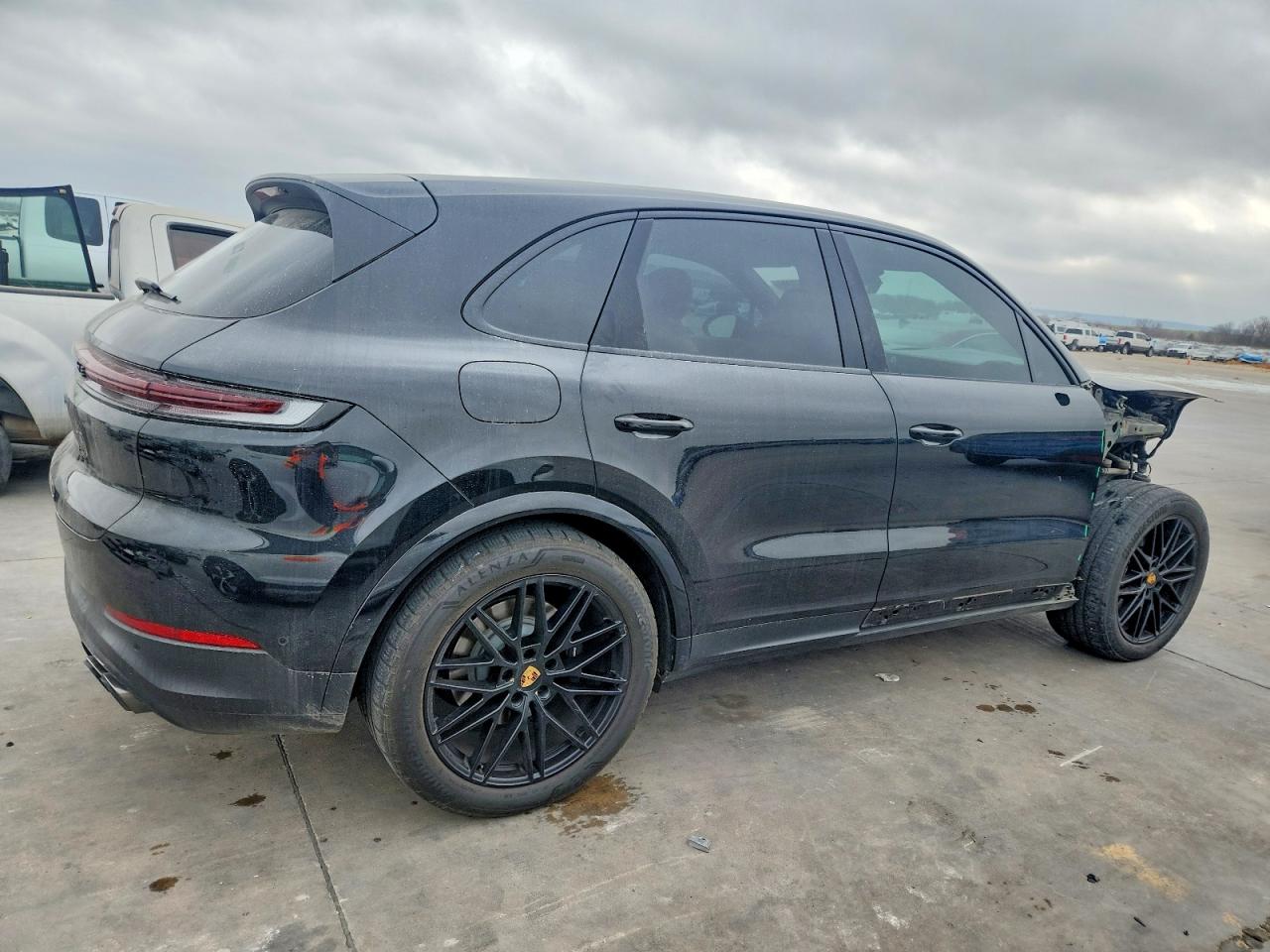 2024 PORSCHE CAYENNE photo 3