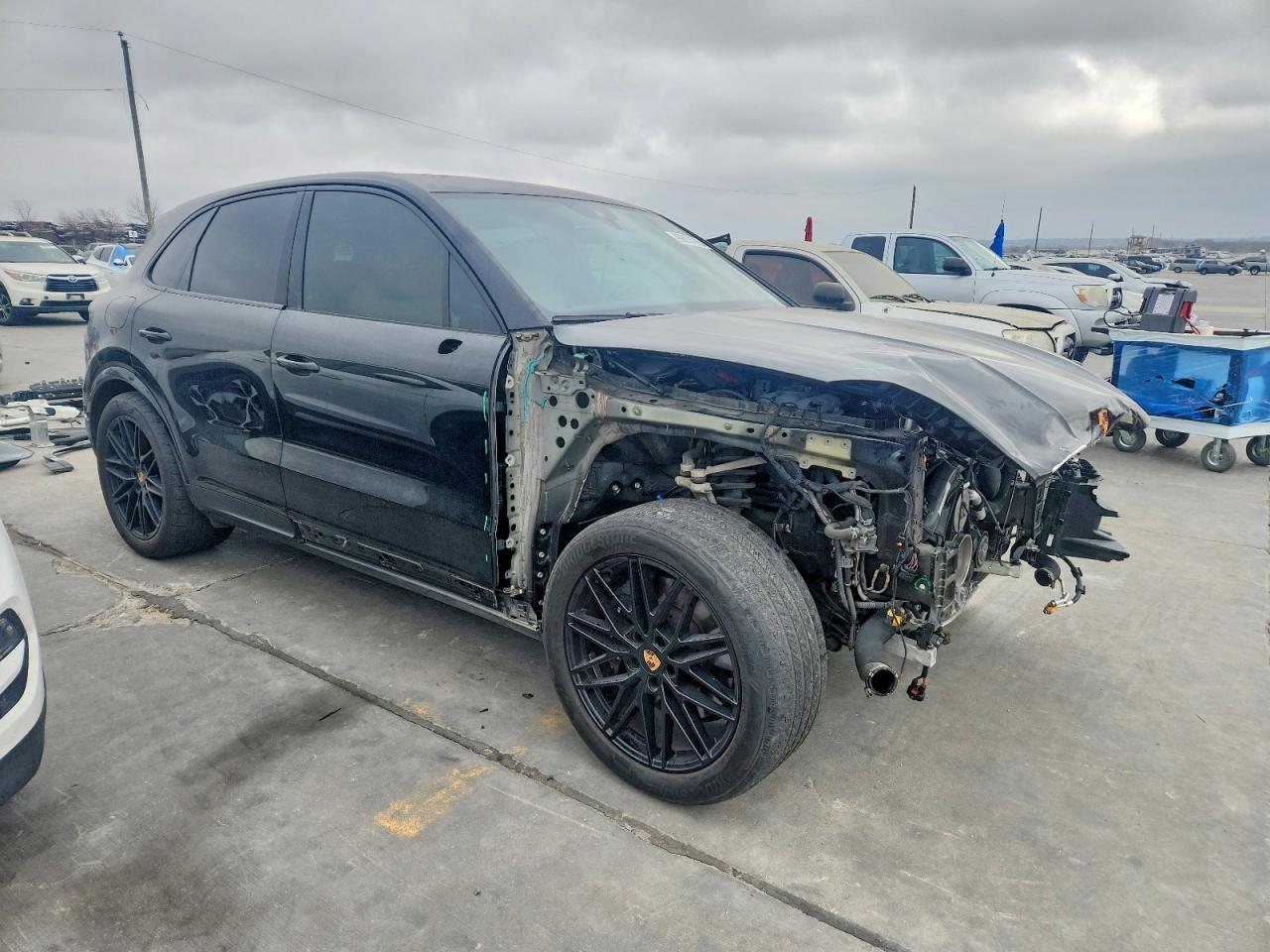 2024 PORSCHE CAYENNE photo 4