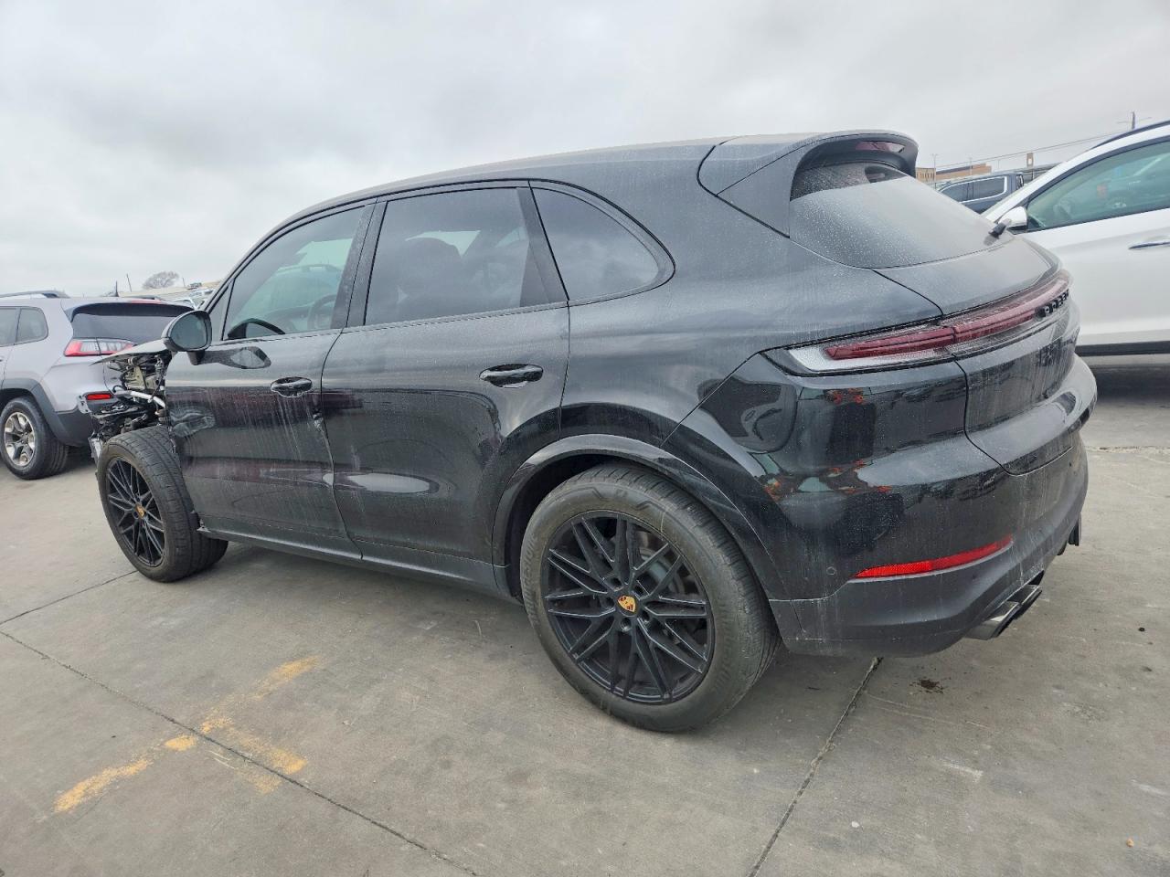 2024 PORSCHE CAYENNE photo 2