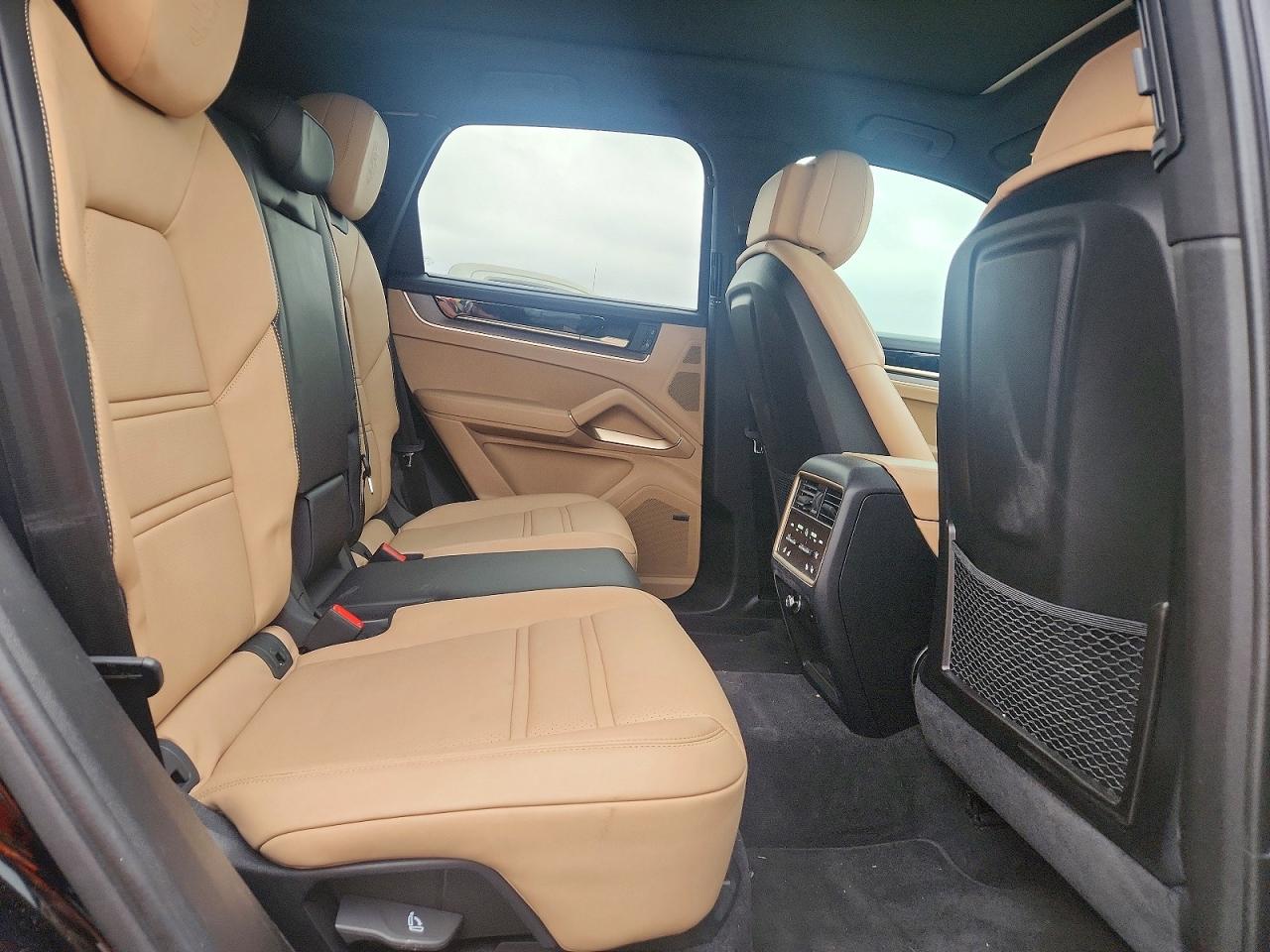 2024 PORSCHE CAYENNE photo 11