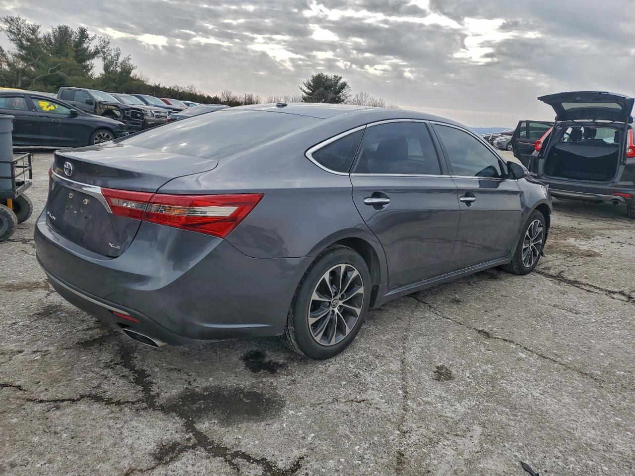 2016 TOYOTA AVALON XLE photo 3