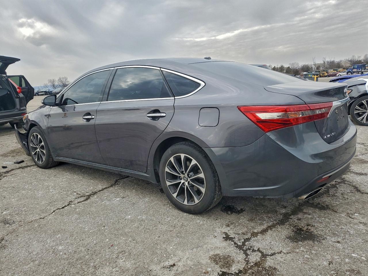 2016 TOYOTA AVALON XLE photo 2