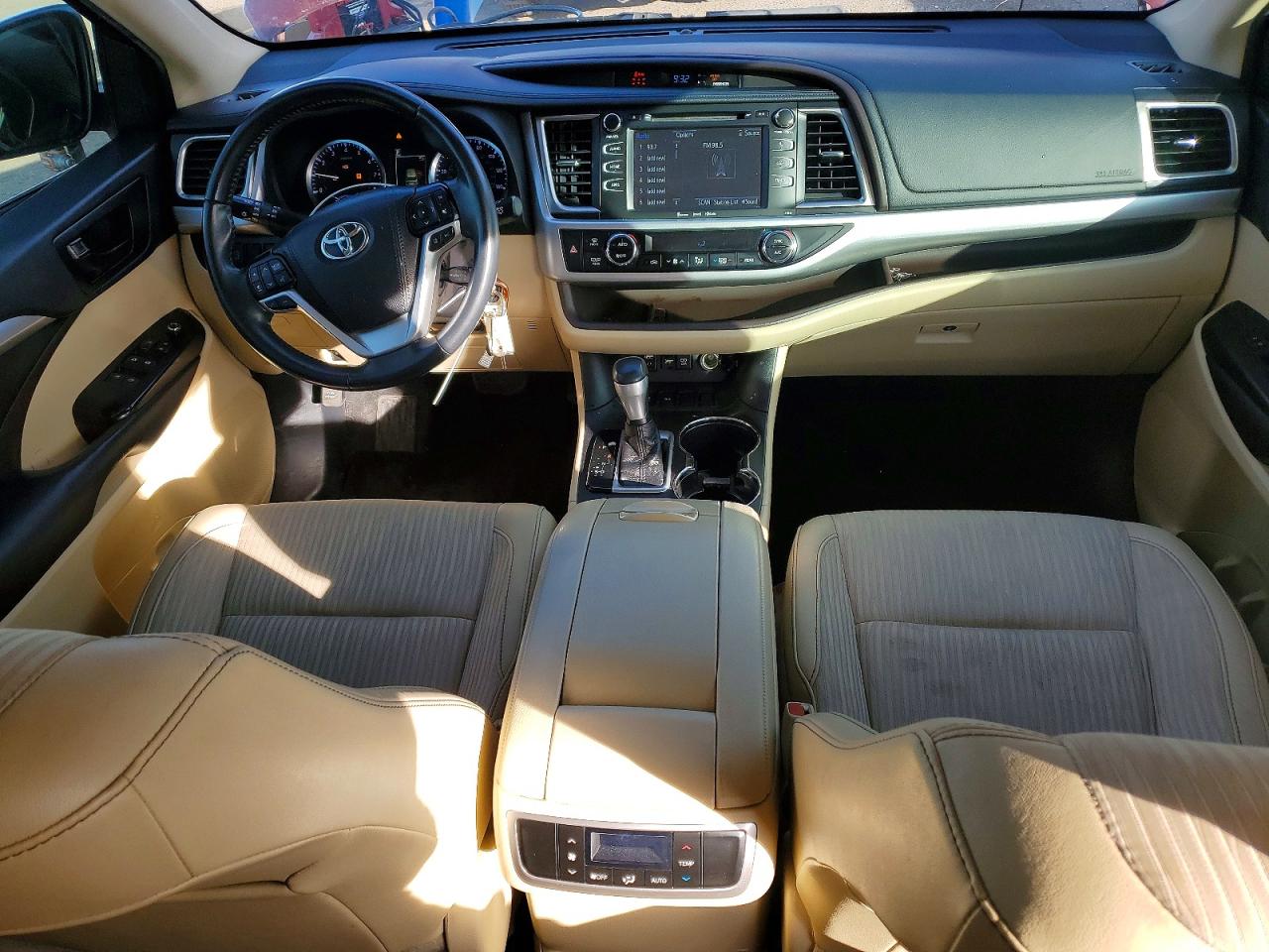 2019 TOYOTA HIGHLANDER LE photo 8