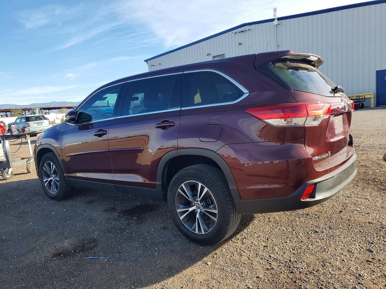 2019 TOYOTA HIGHLANDER LE photo 2
