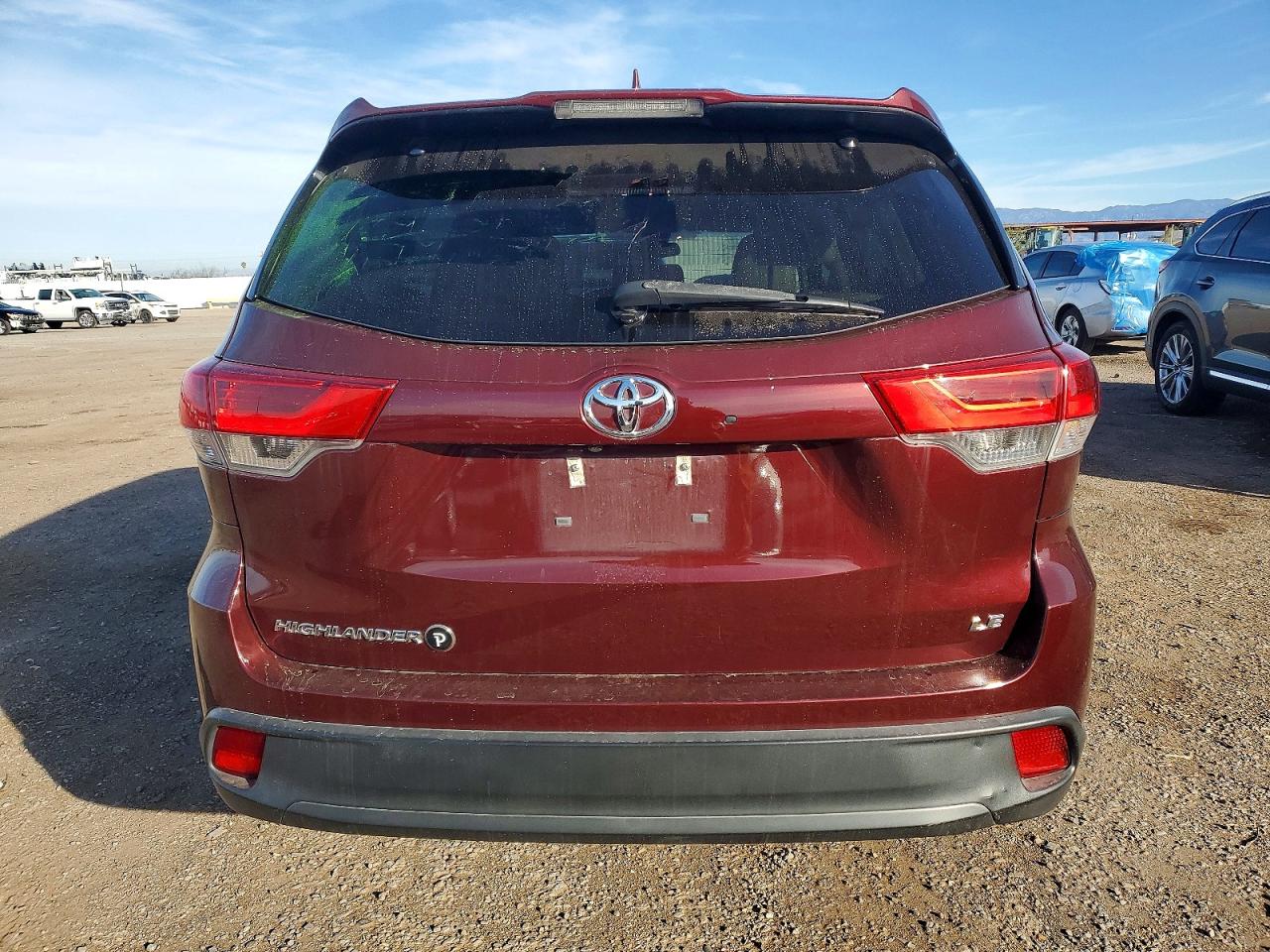2019 TOYOTA HIGHLANDER LE photo 6