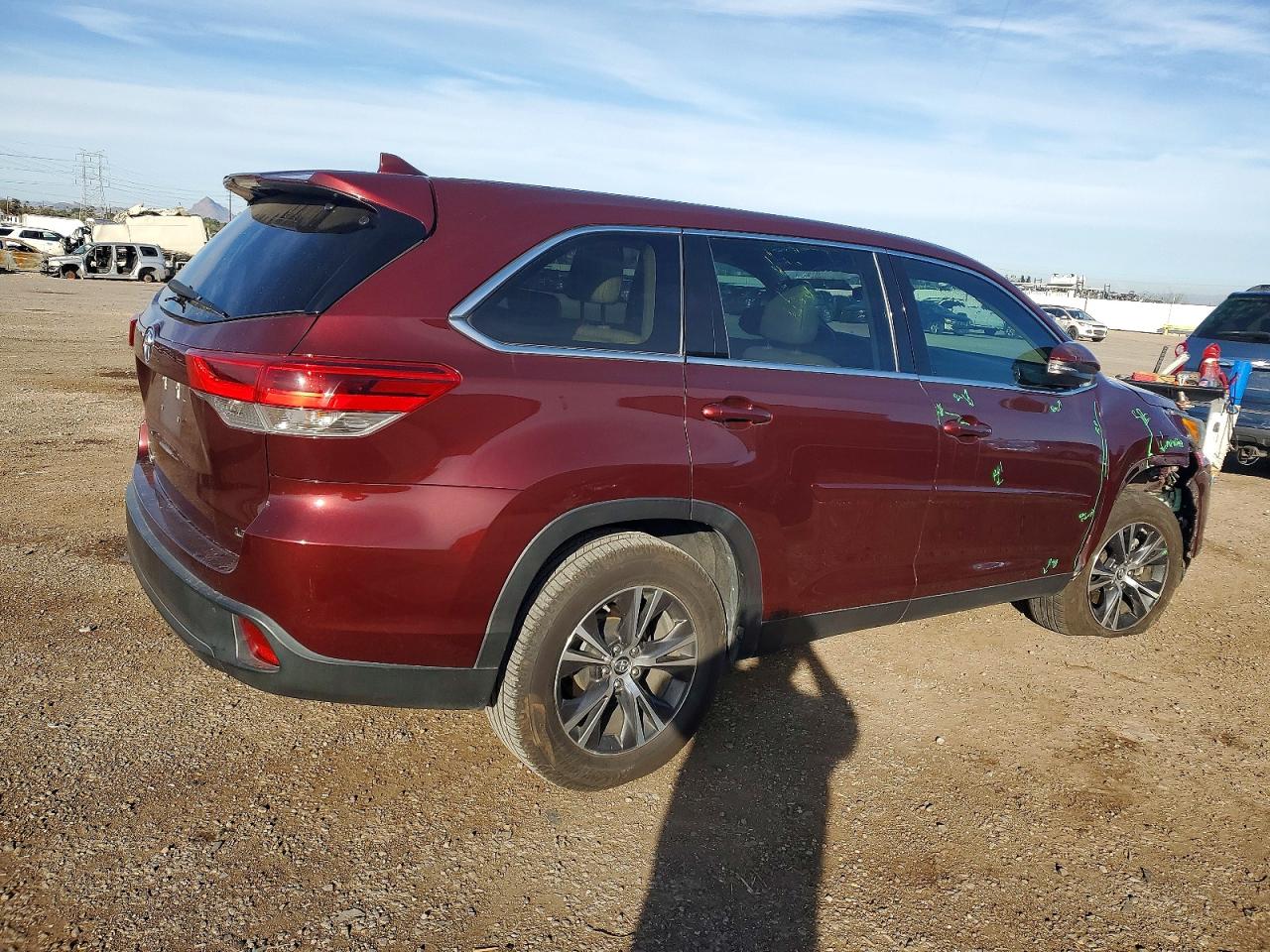 2019 TOYOTA HIGHLANDER LE photo 3