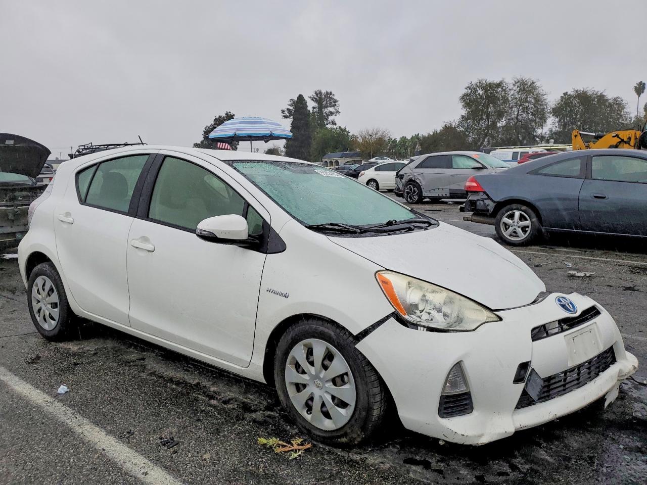 2013 TOYOTA PRIUS C photo 4
