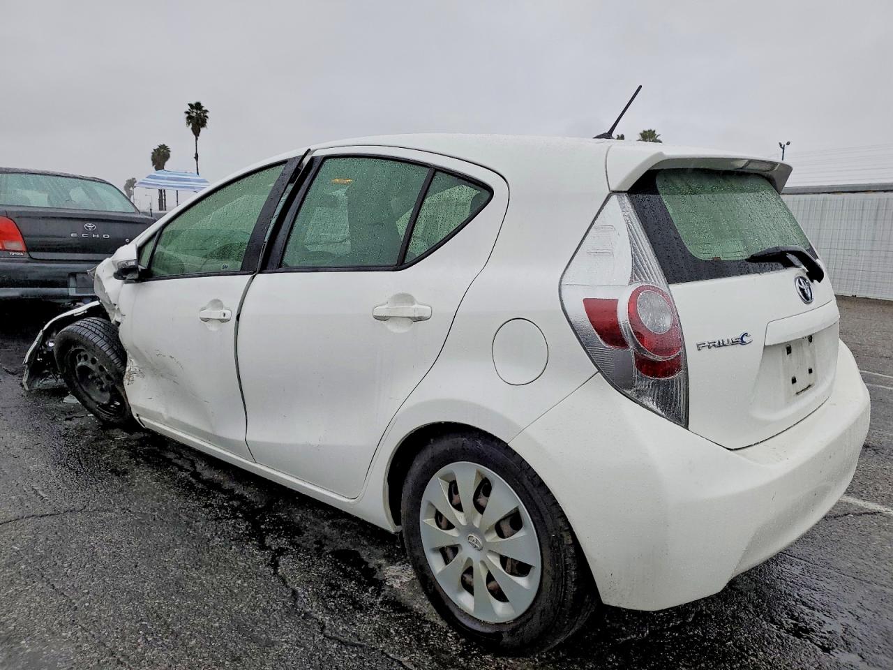 2013 TOYOTA PRIUS C photo 2