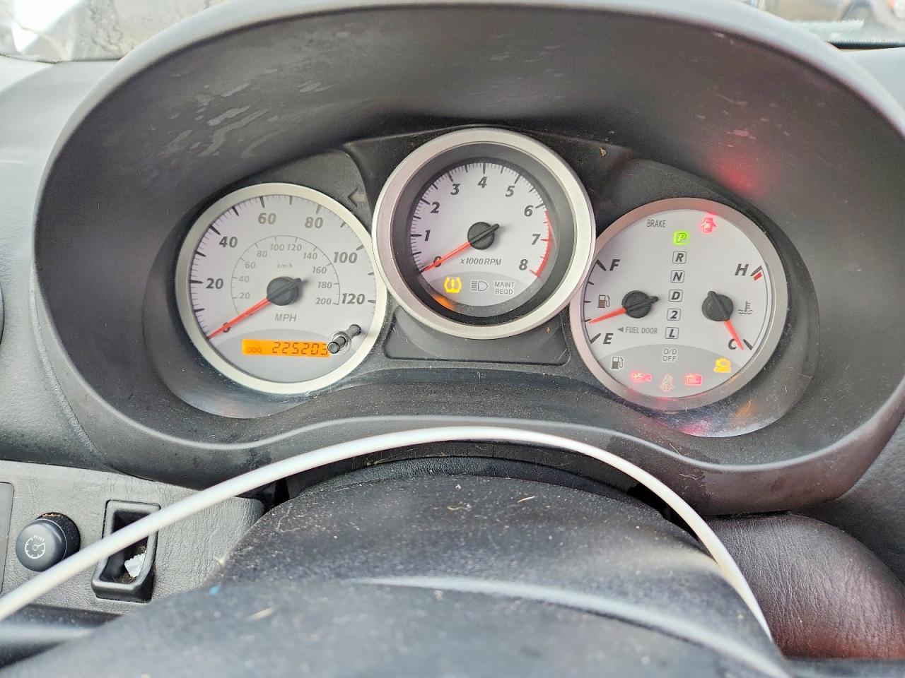 2004 TOYOTA RAV4 photo 9