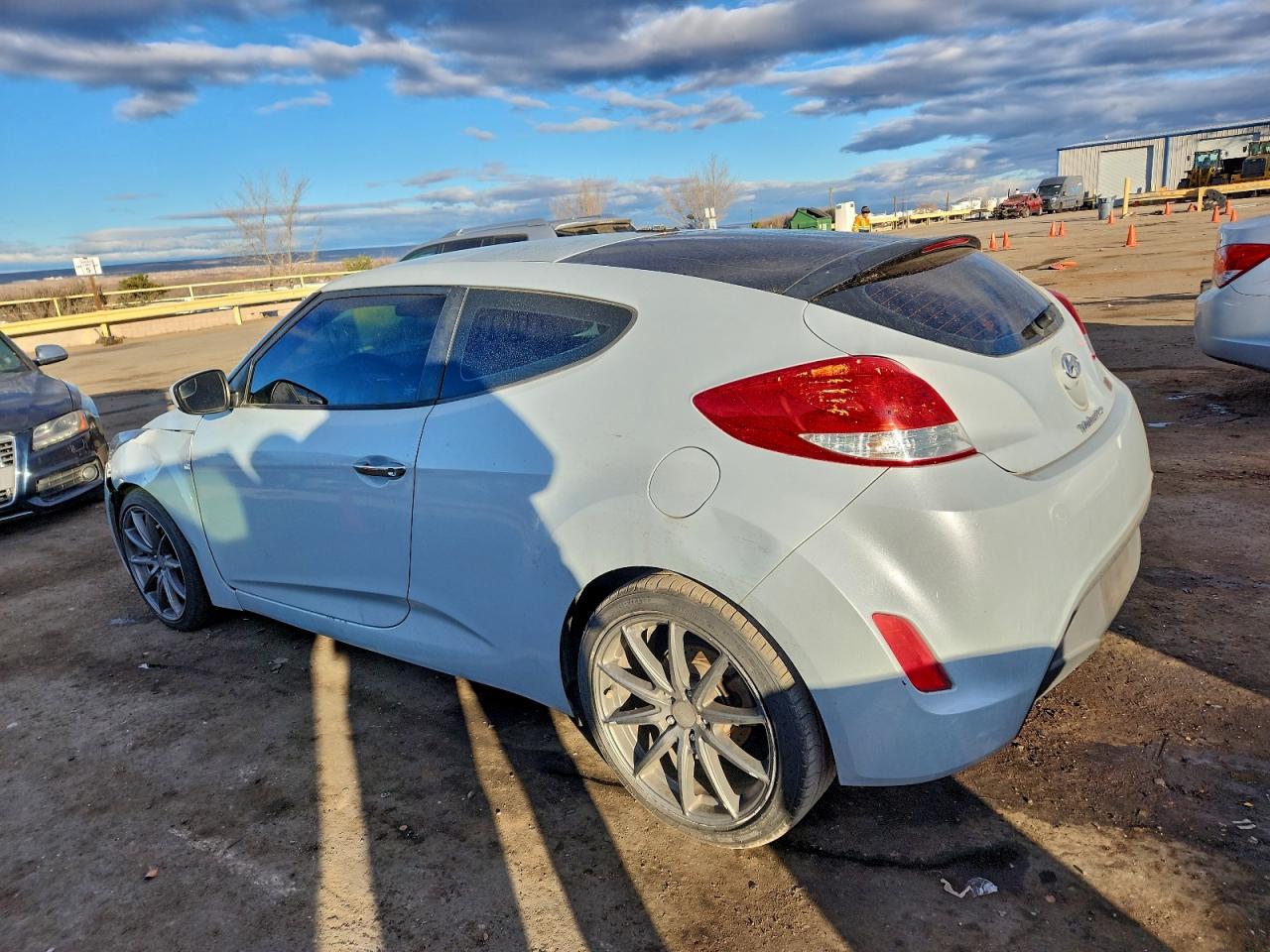 2014 HYUNDAI VELOSTER photo 2