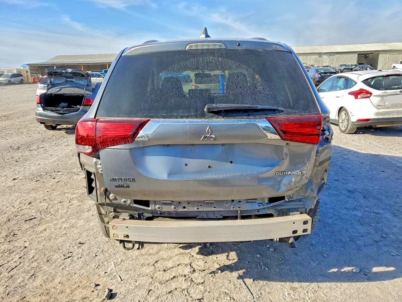 2018 MITSUBISHI OUTLANDER ES photo 11