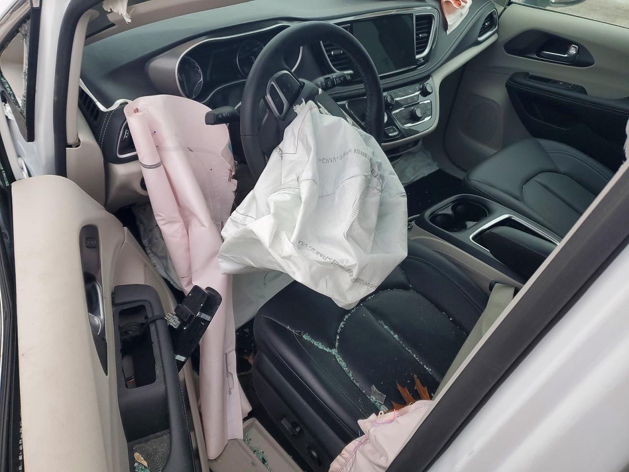 2024 CHRYSLER PACIFICA TOURING L photo 8