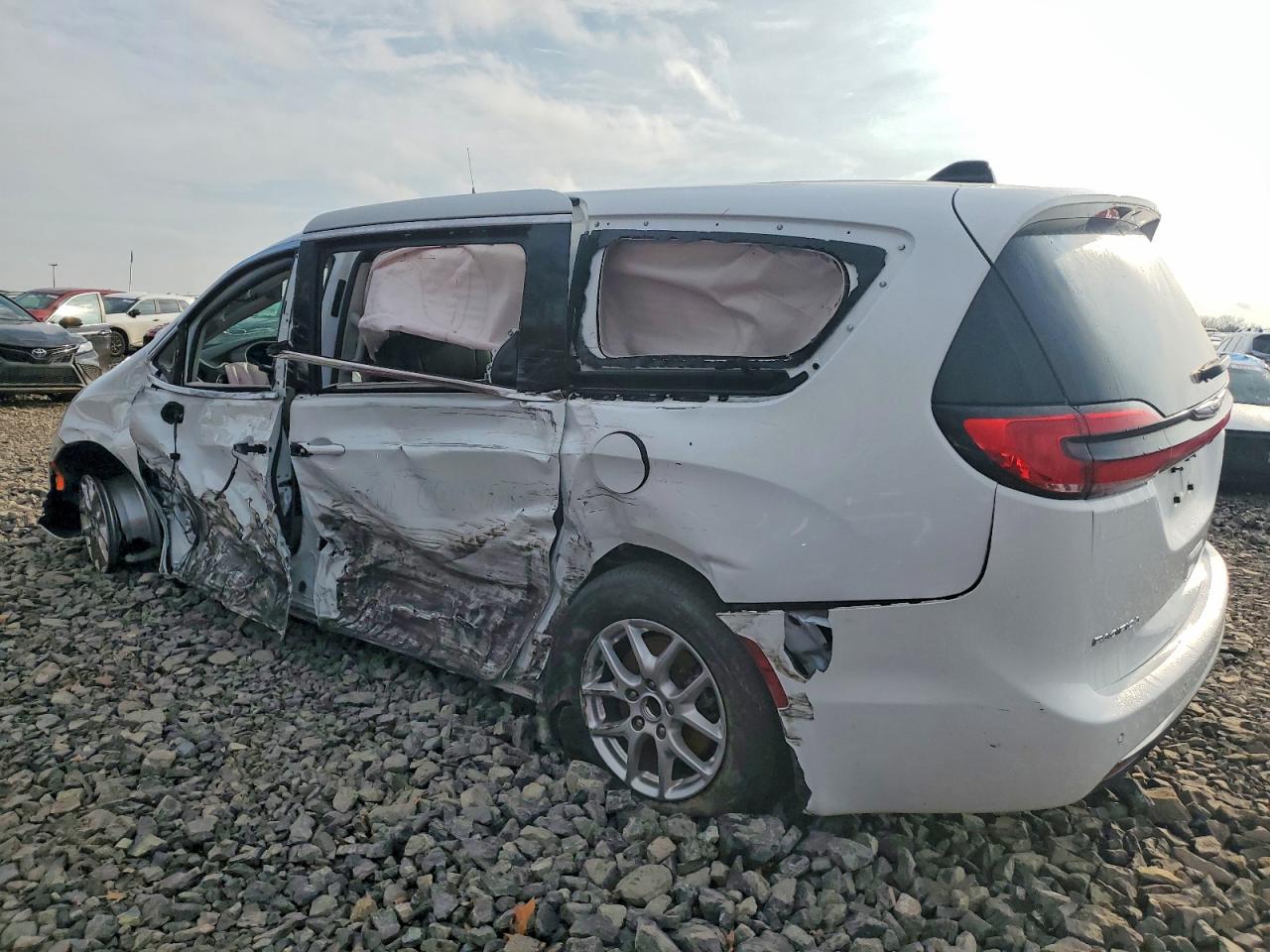 2024 CHRYSLER PACIFICA TOURING L photo 2