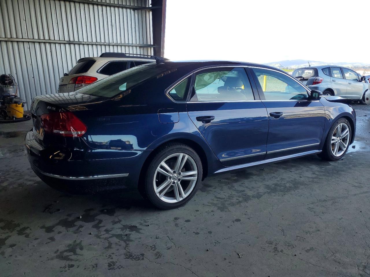 2015 VOLKSWAGEN PASSAT SEL photo 3