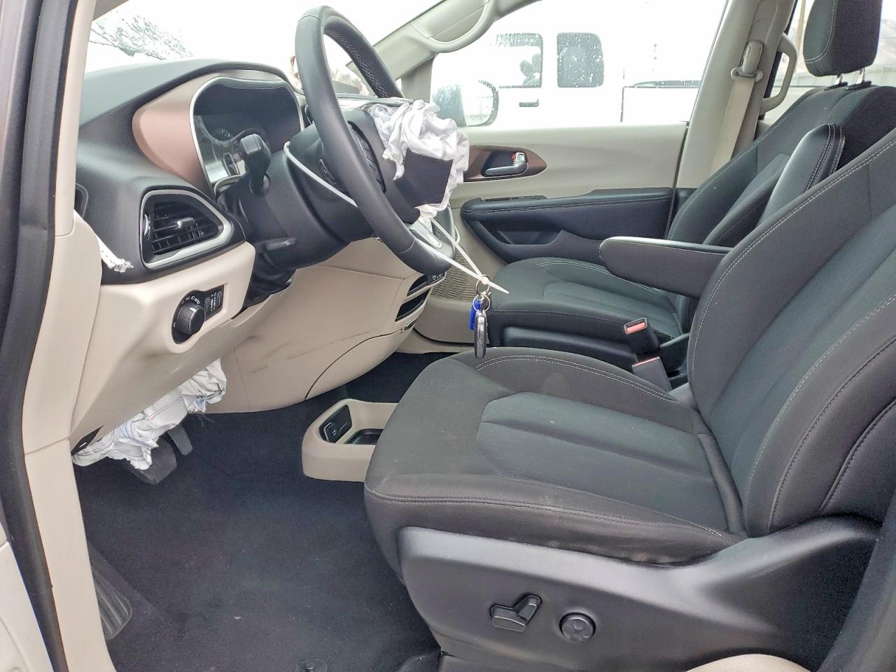2023 CHRYSLER VOYAGER LX photo 7