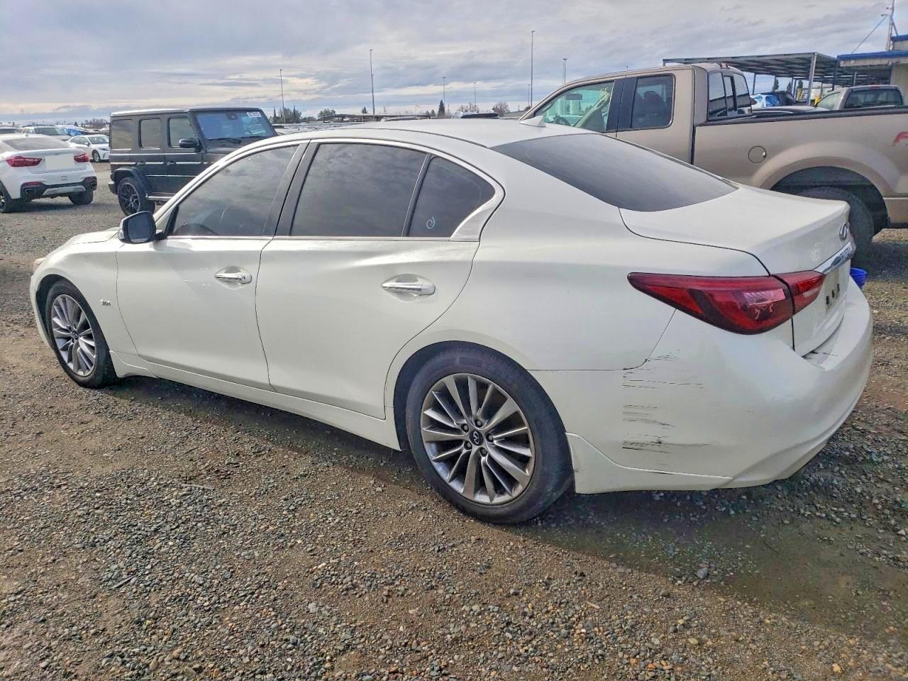 2018 INFINITI Q50 LUXE photo 2