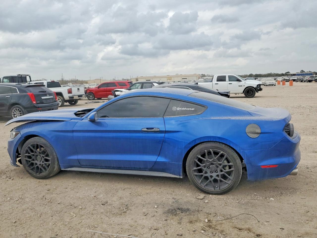 2017 FORD MUSTANG photo 2