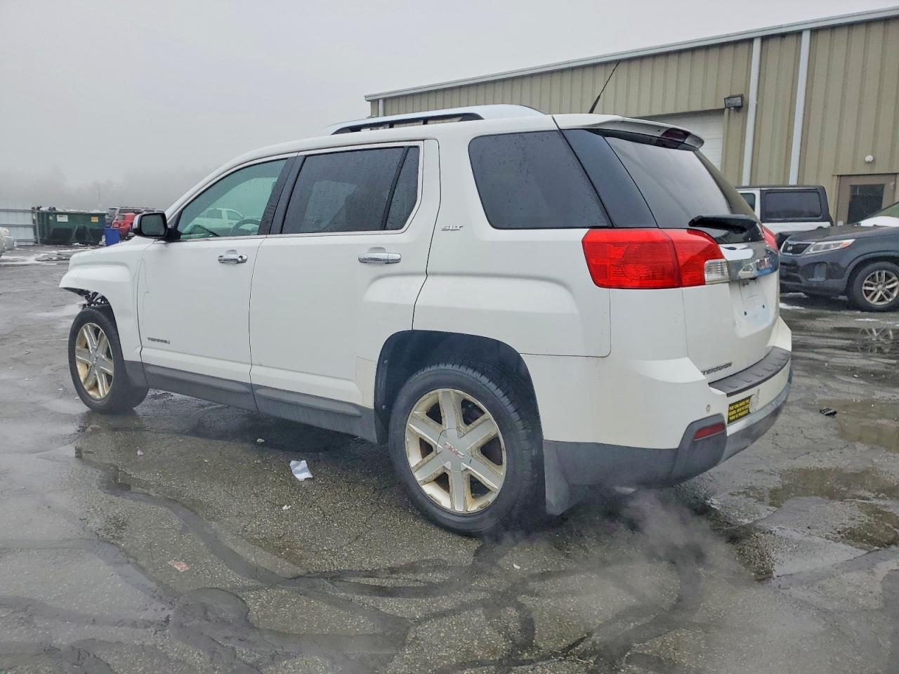 2011 GMC TERRAIN SLT photo 2