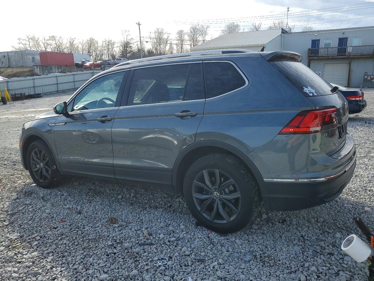 2024 VOLKSWAGEN TIGUAN SE photo 2