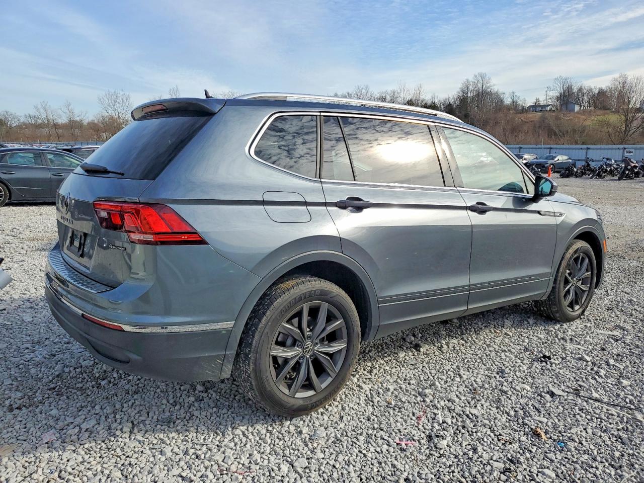 2024 VOLKSWAGEN TIGUAN SE photo 3