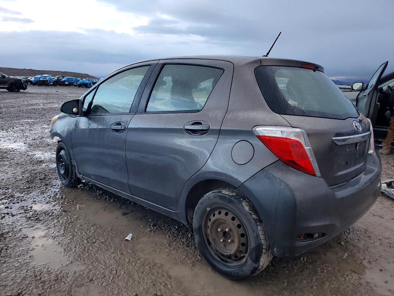 2013 TOYOTA YARIS photo 2