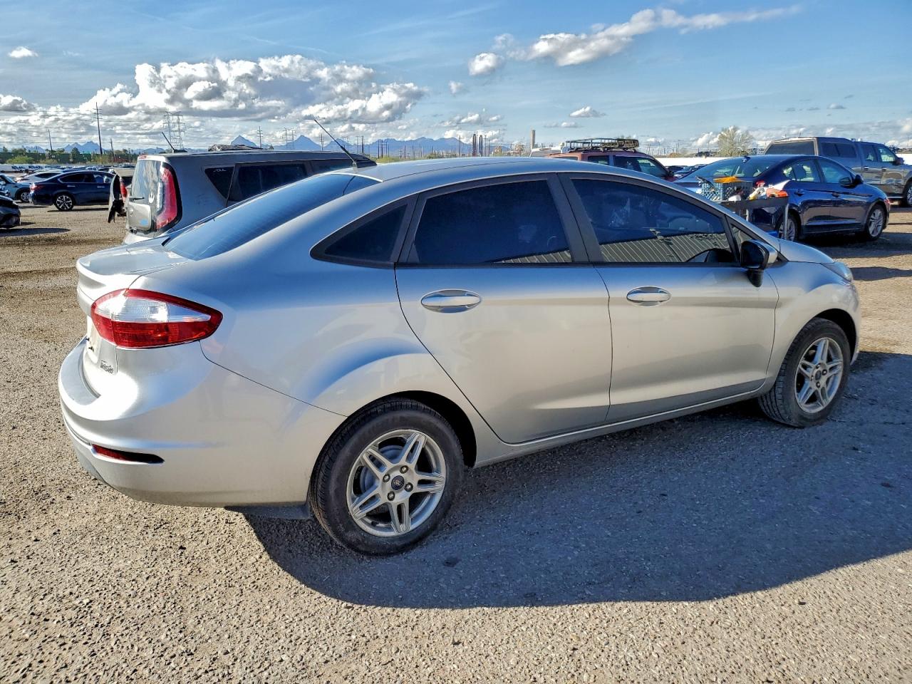 2018 FORD FIESTA SE photo 3