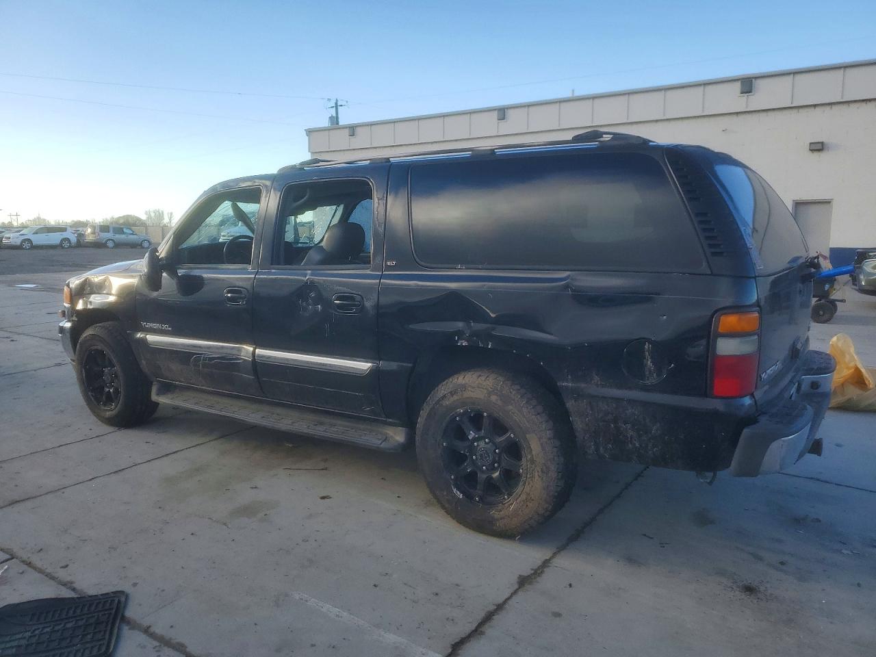 2005 GMC YUKON XL K1500 photo 2