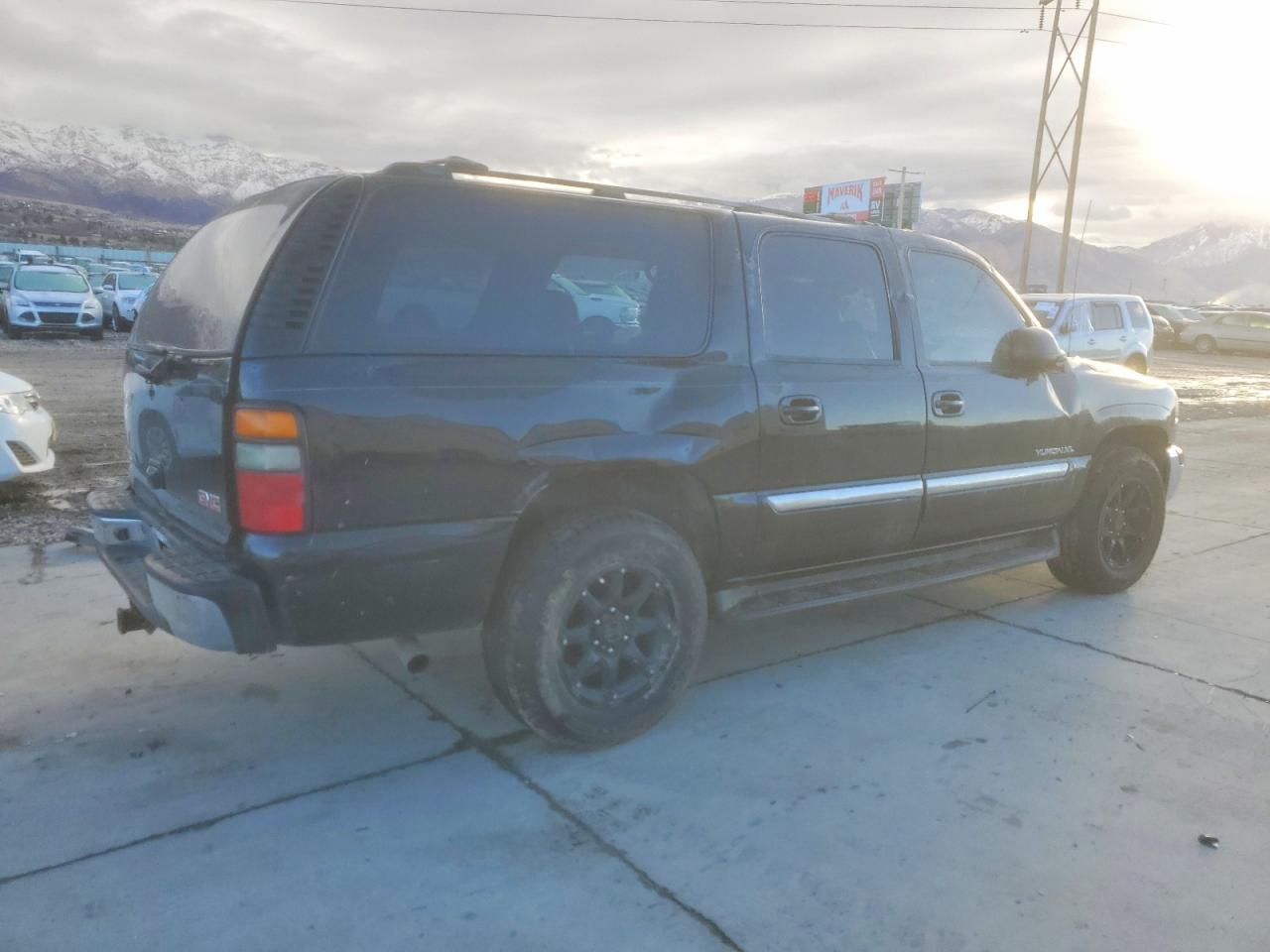 2005 GMC YUKON XL K1500 photo 3