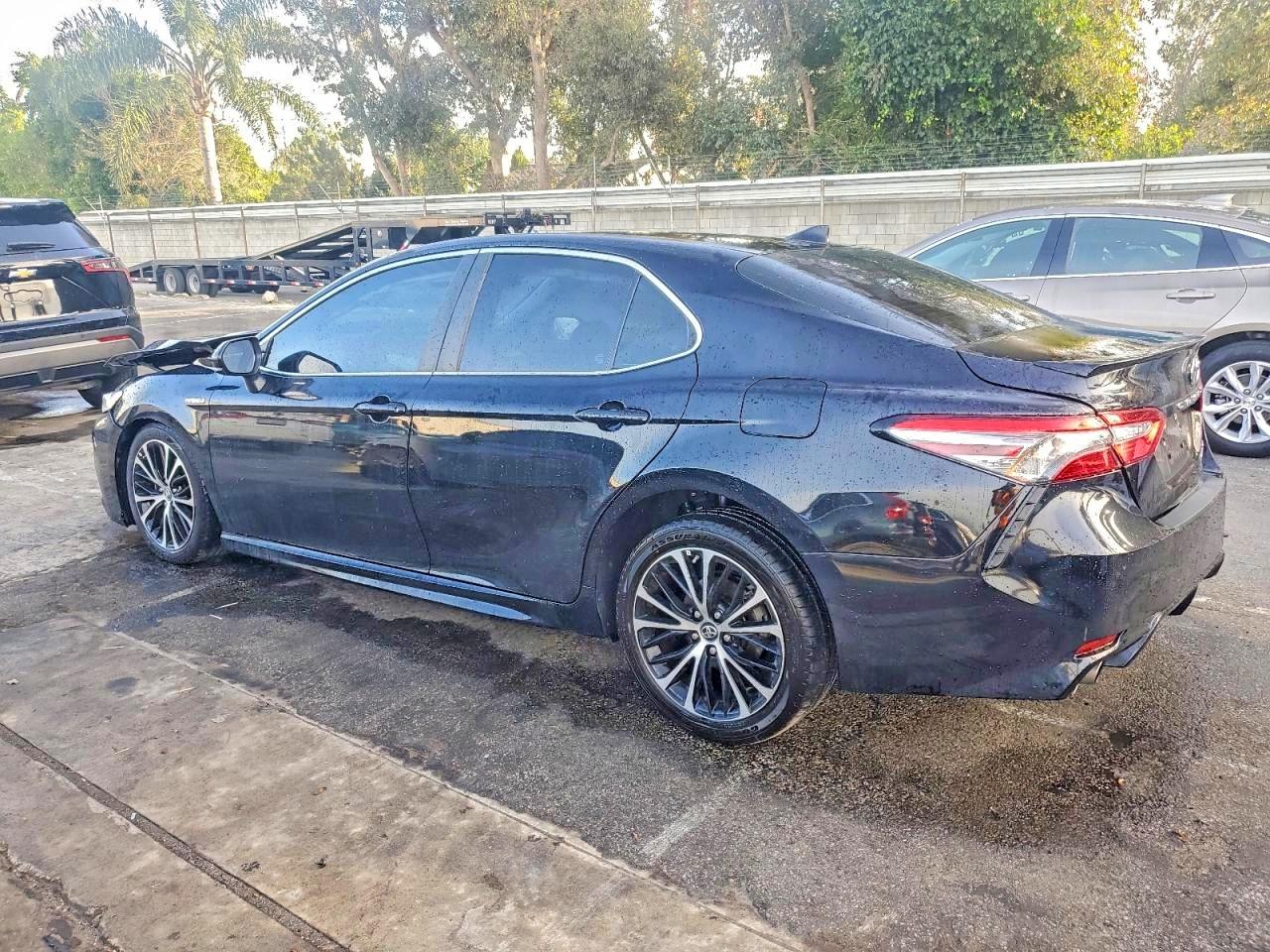 2019 TOYOTA CAMRY HYBRID photo 2