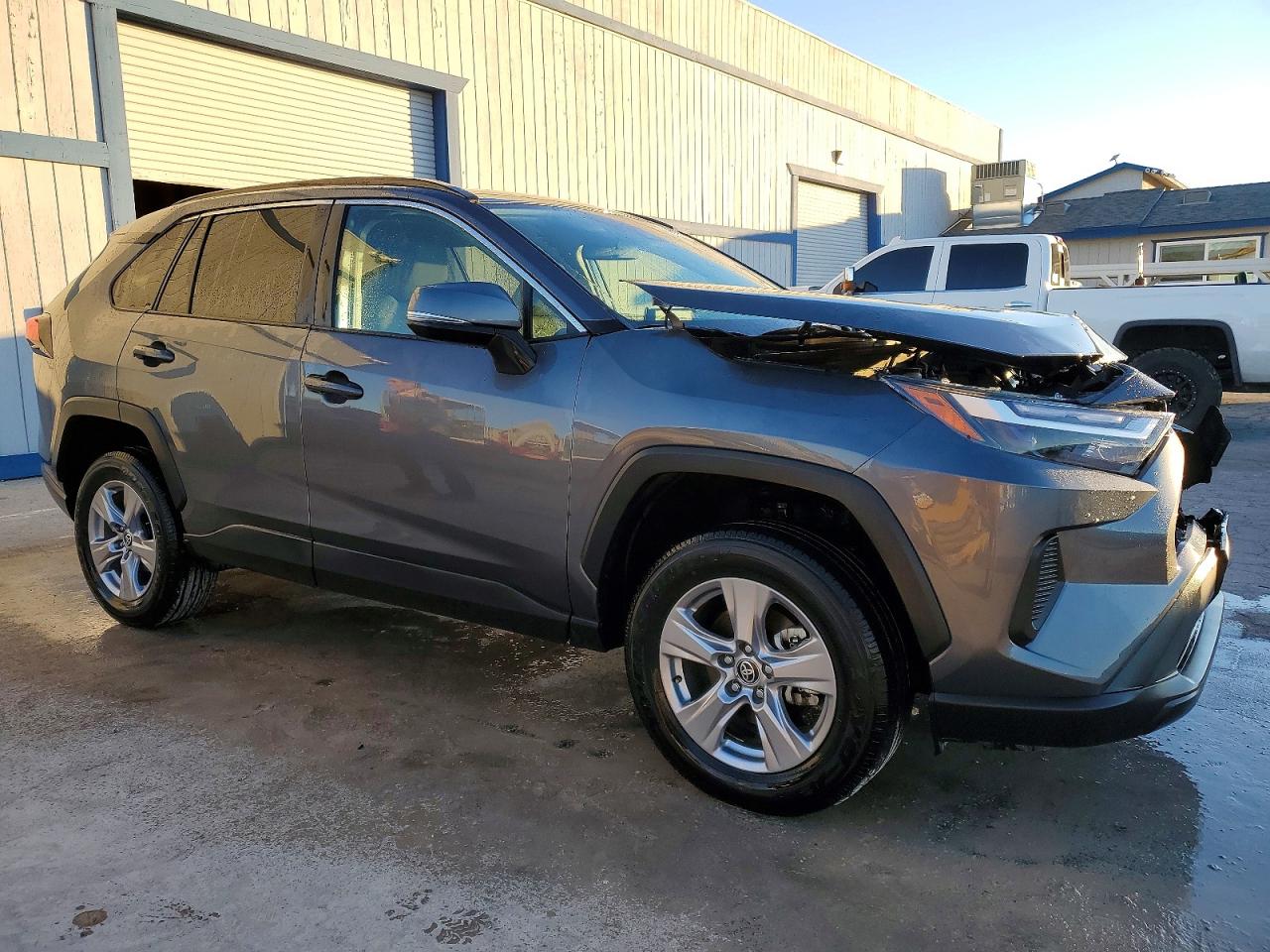 2025 TOYOTA RAV4 XLE photo 4