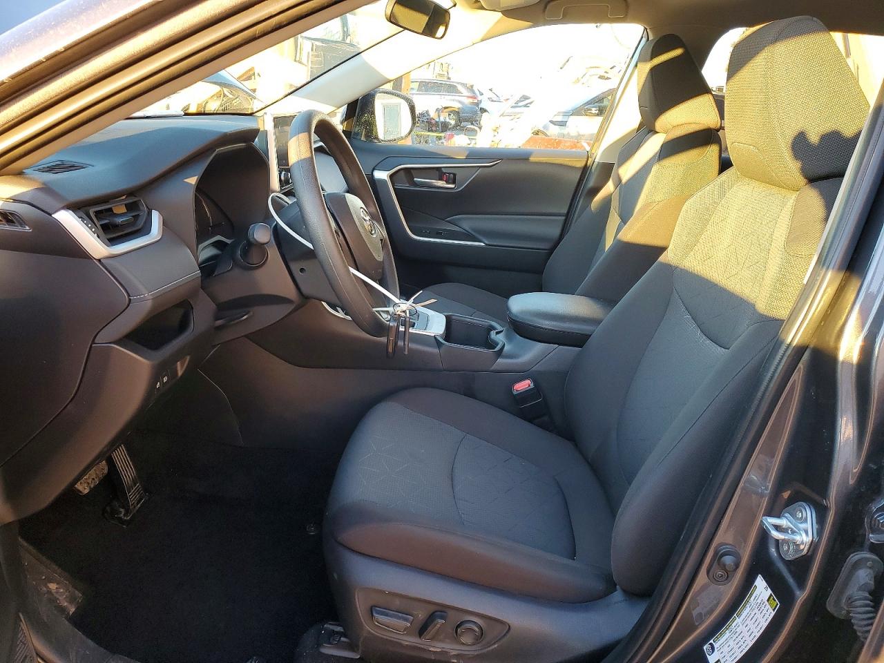 2025 TOYOTA RAV4 XLE photo 7