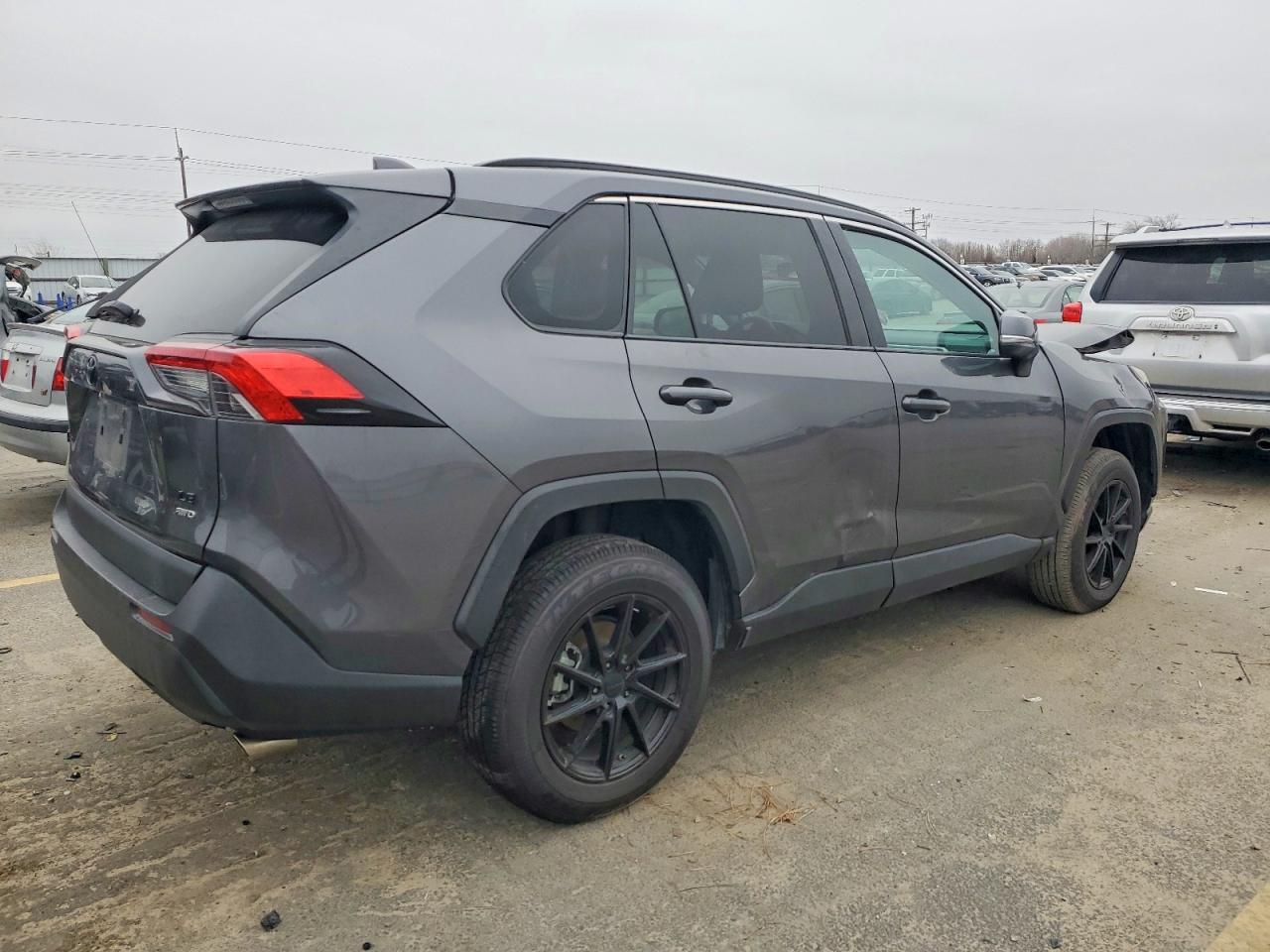 2021 TOYOTA RAV4 LE photo 3