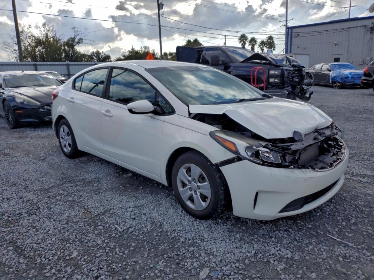 2017 KIA FORTE LX photo 4