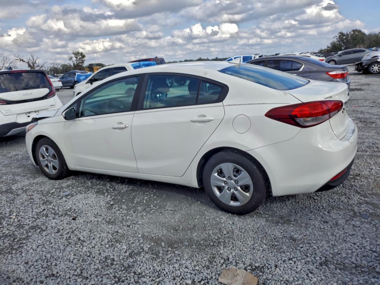 2017 KIA FORTE LX photo 2