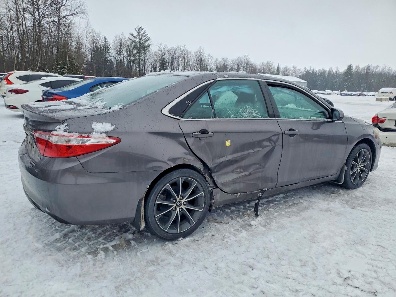2015 TOYOTA CAMRY LE photo 3