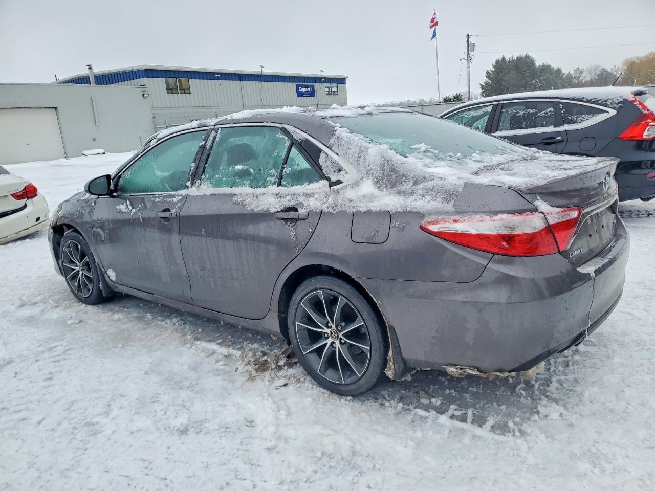 2015 TOYOTA CAMRY LE photo 2