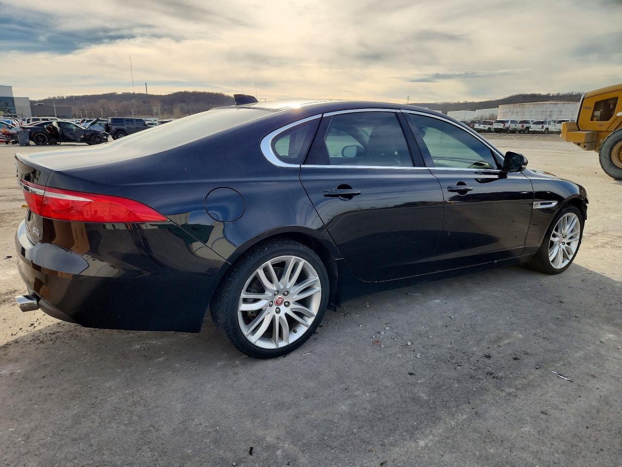 2016 JAGUAR XF PRESTIGE photo 3
